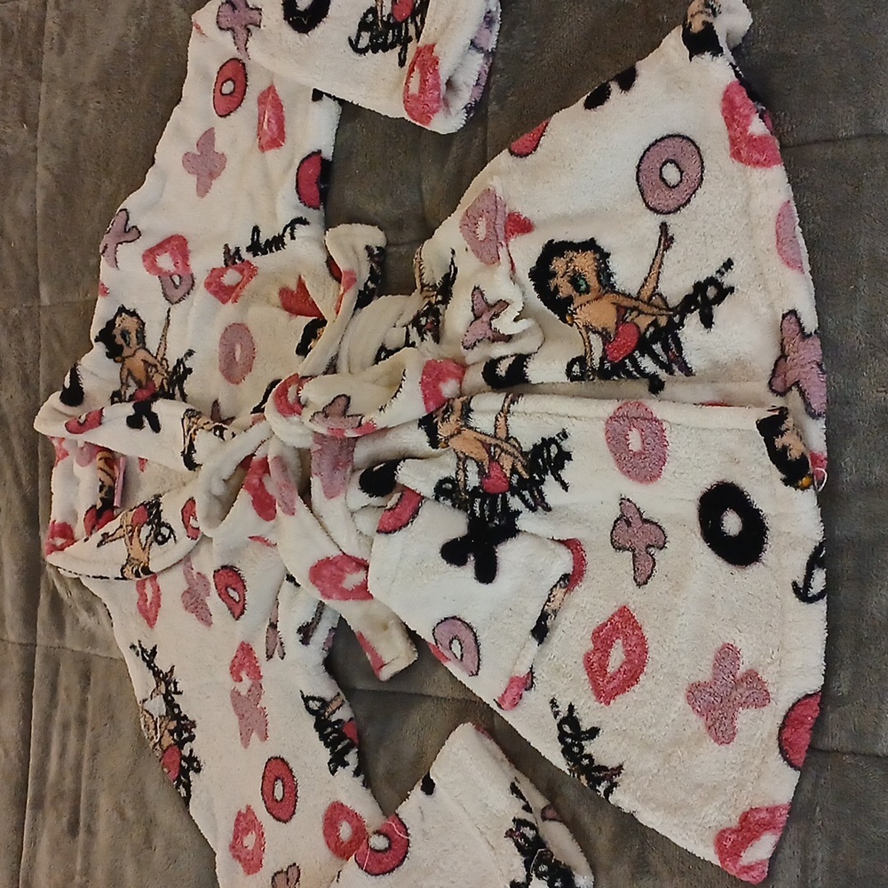 Betty Boop XOXO Robe💕🖤 - Picture 6 of 8